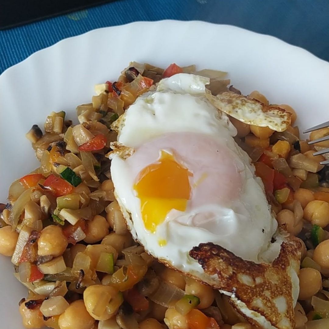 Garbanzos con verduras y huevo a la plancha Garbanzos con verduras y huevo a la plancha