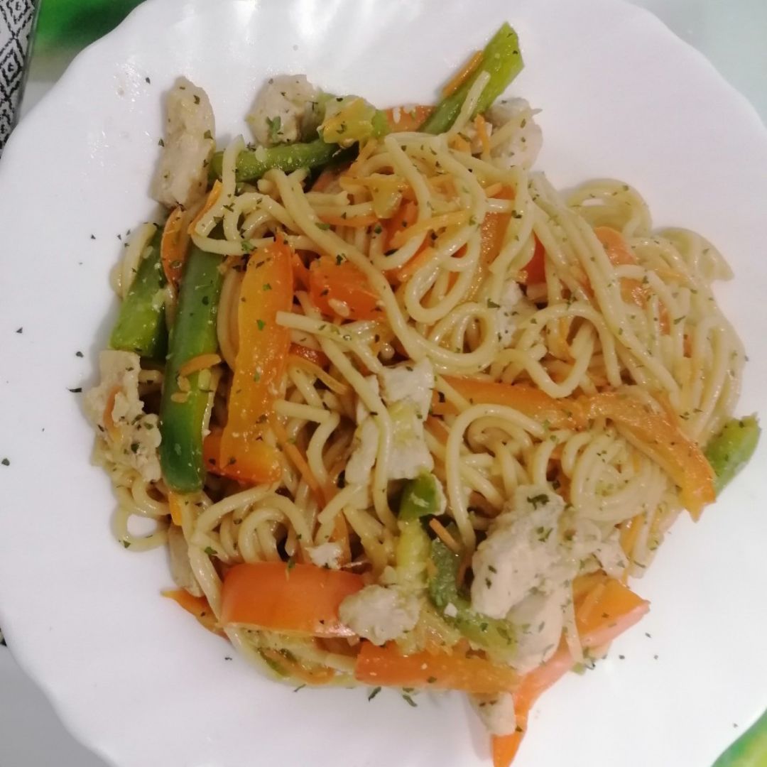 Pasta  con verduras y salsa soja 