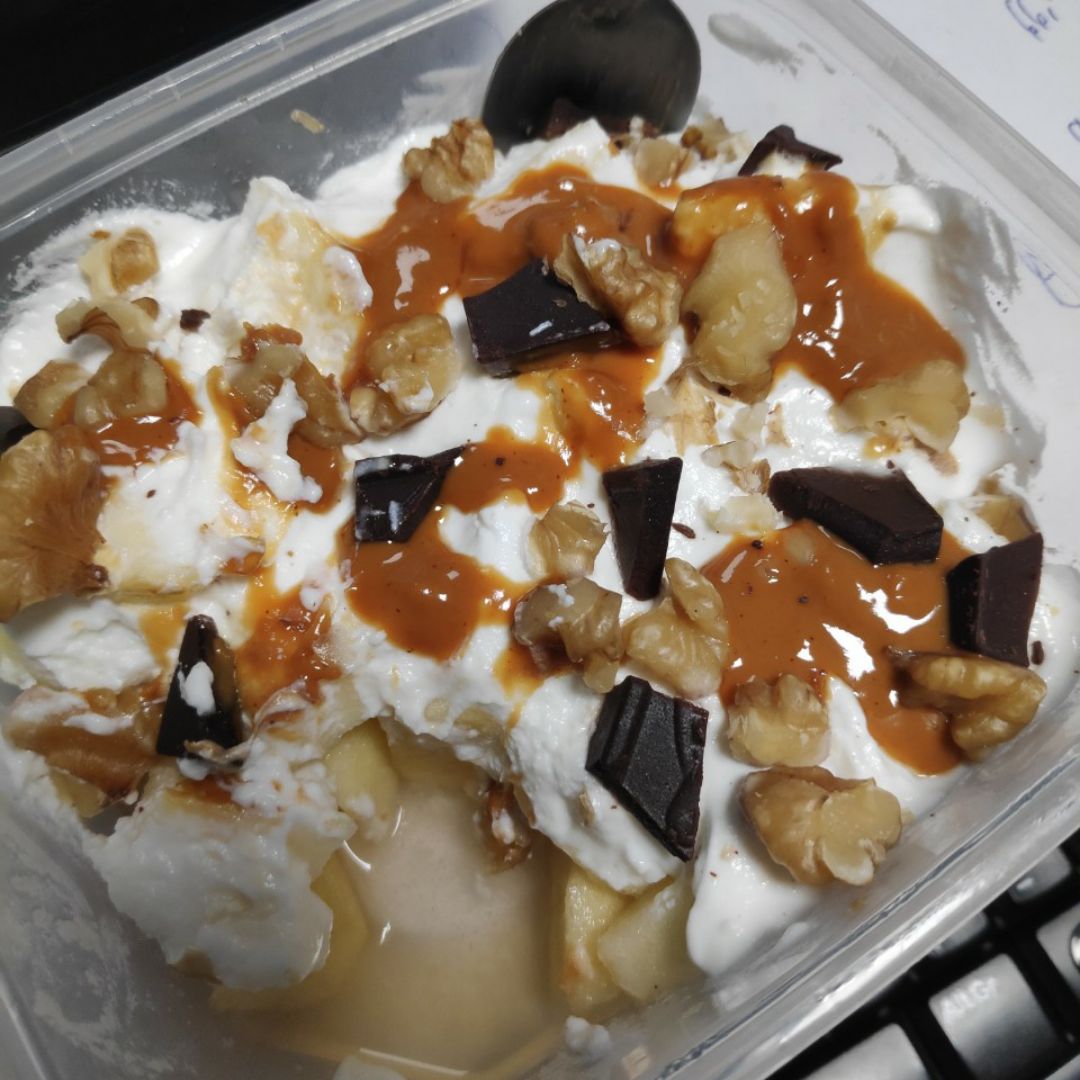 Manzana, yogurt y crema de cacahuete Manzana, yogurt y crema de cacahuete