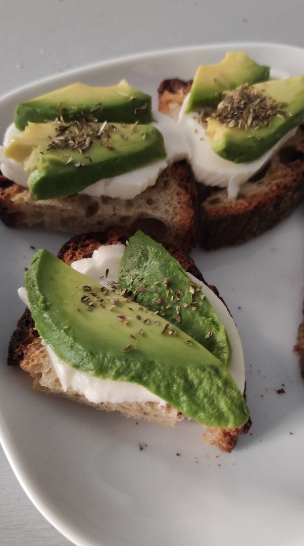 Tostadas con mozzarella y aguacate Tostadas con mozzarella y aguacate