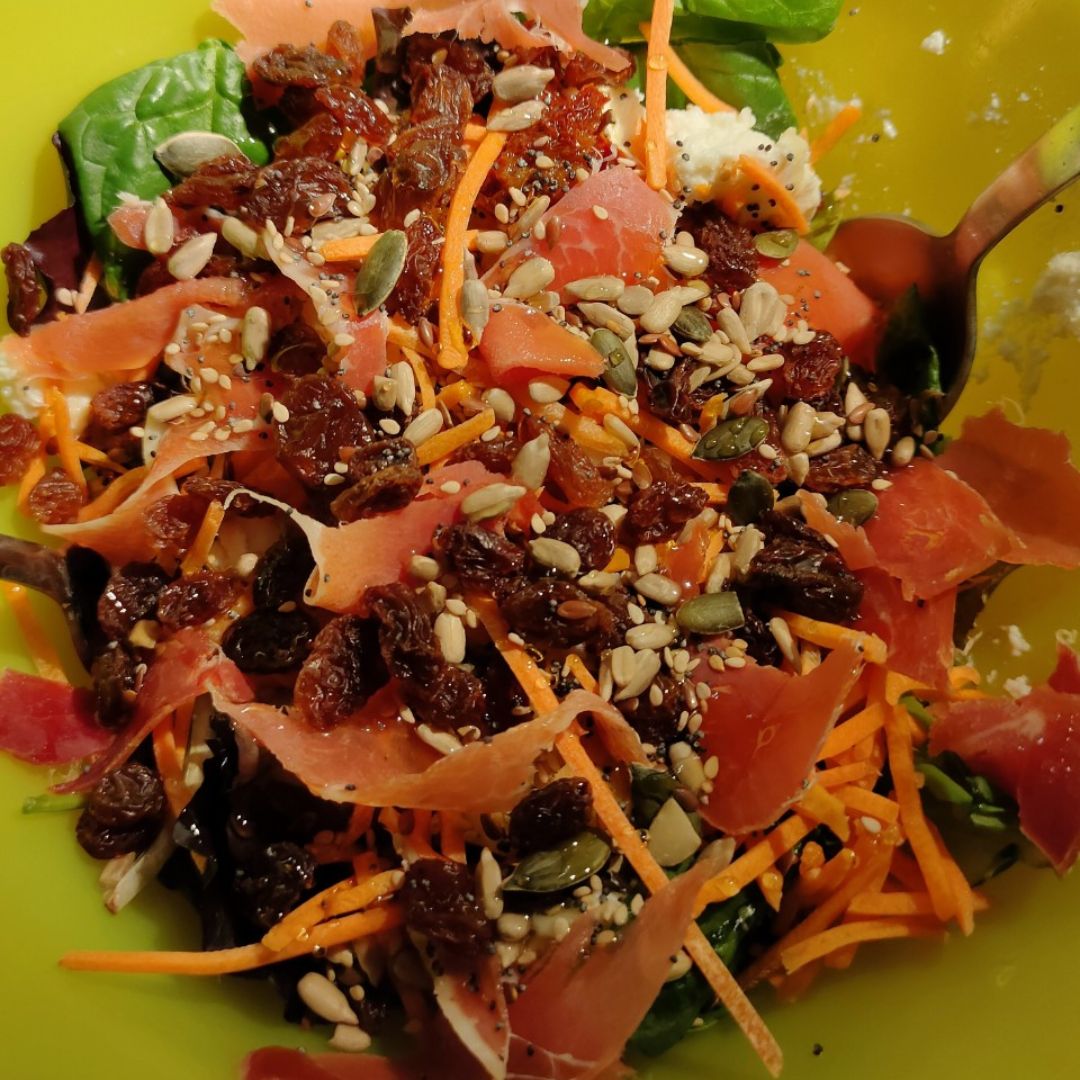 Ensalada de ricotta, jamón, zanahoria y pasas Ensalada de ricotta, jamón, zanahoria y pasas