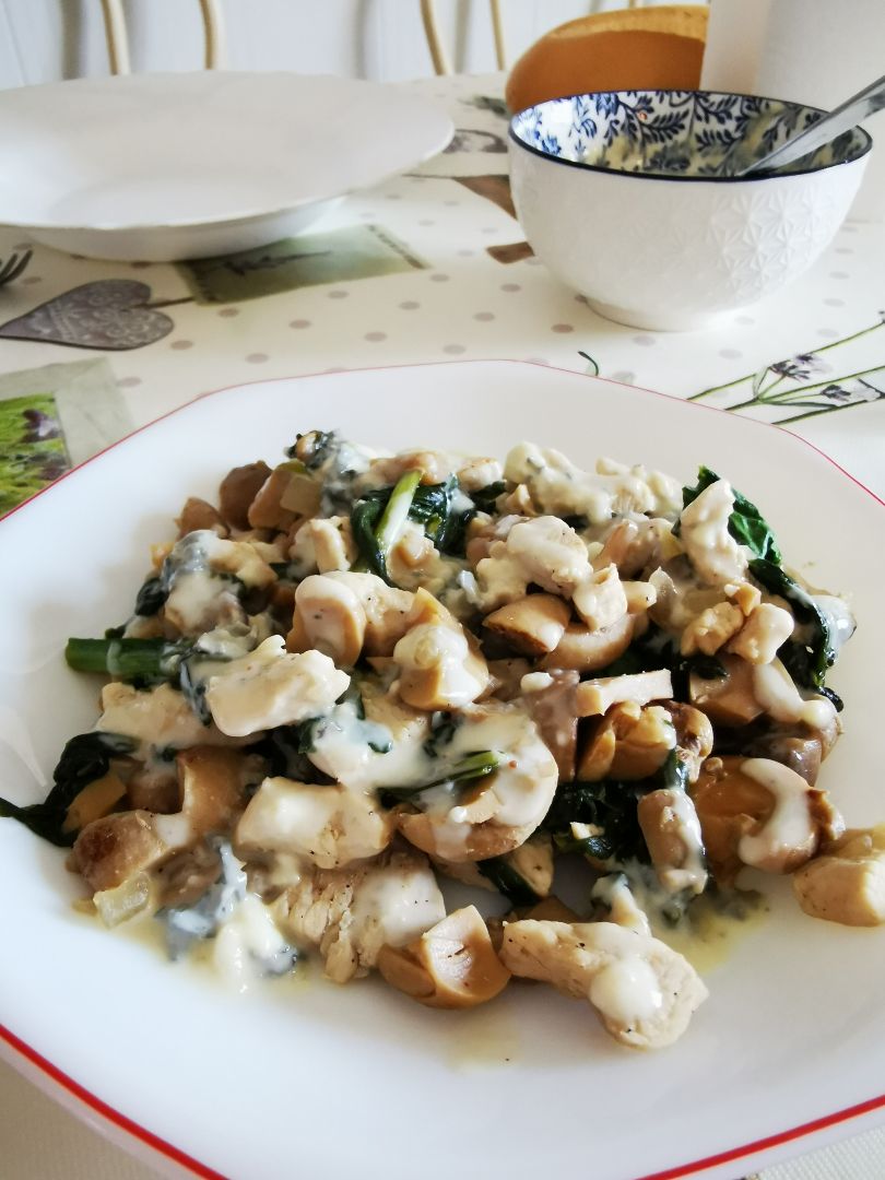 Champiñones con salsa de queso azul Champiñones con salsa de queso azul