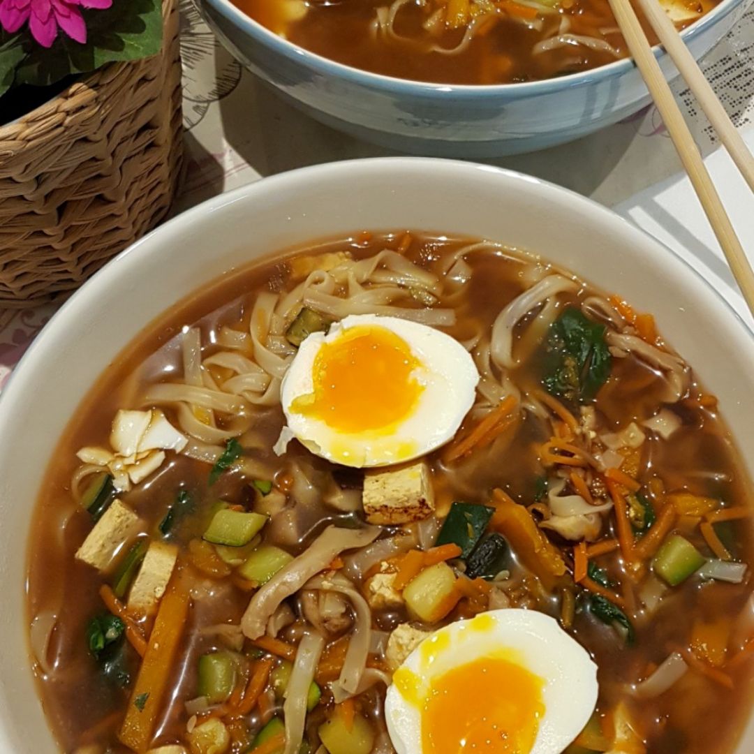 Ramen de miso con tofu y konjac Ramen de miso con tofu y konjac