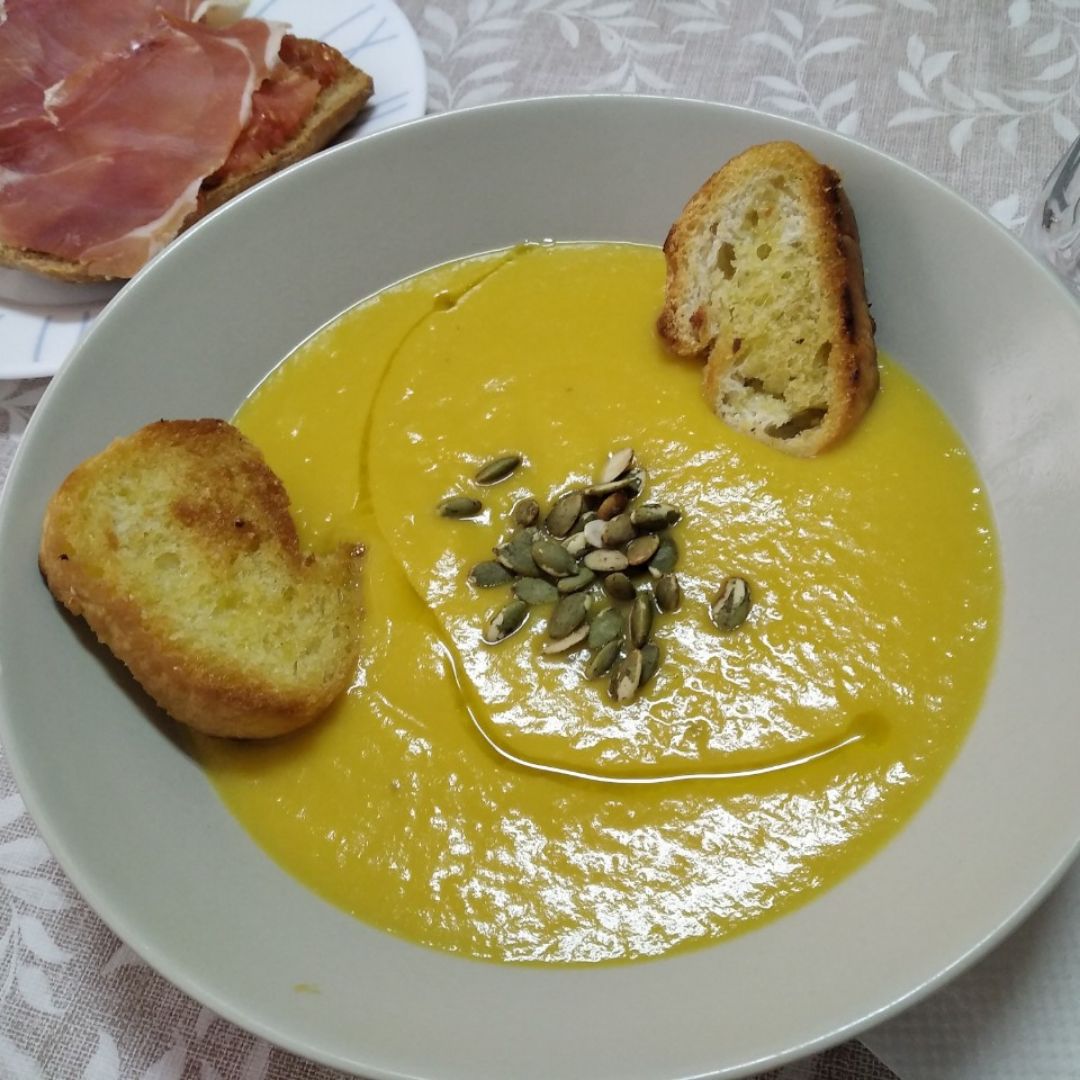 Crema de puerros con pan de ajo