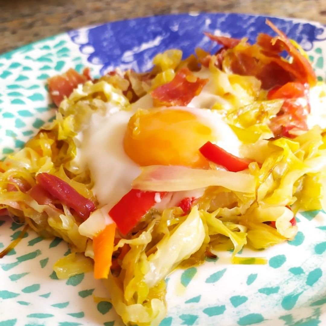 Huevos al plato con col. Huevos al plato con col.