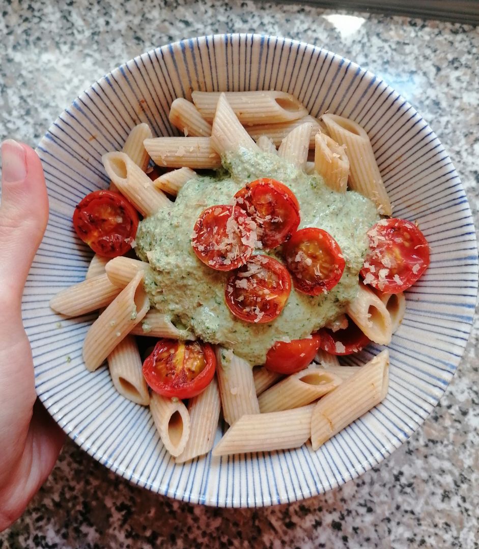 Pesto de albahaca, nueces y almendras Pesto de albahaca, nueces y almendras
