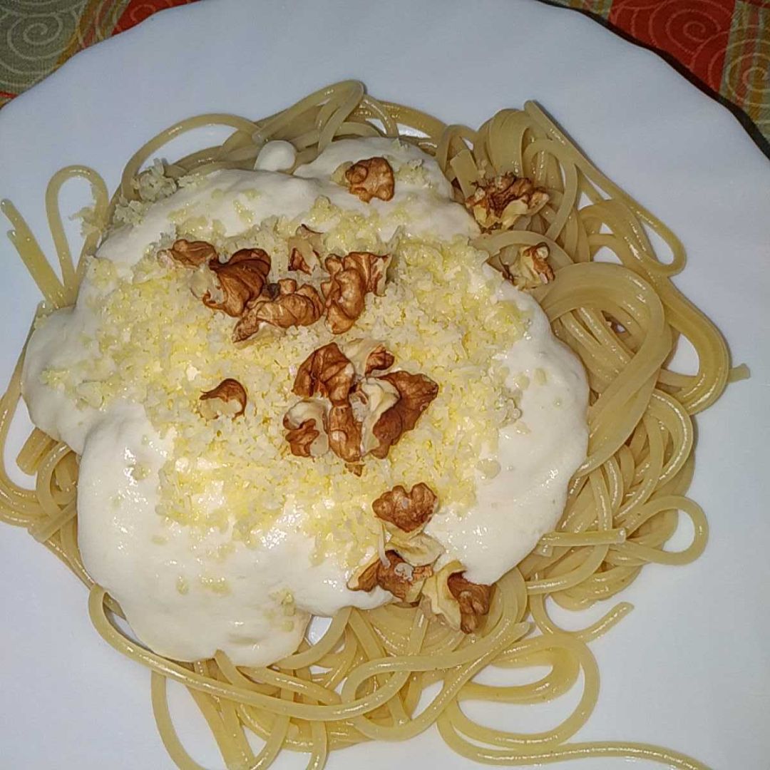 Espaguetis con salsa de queso curado y nueces 