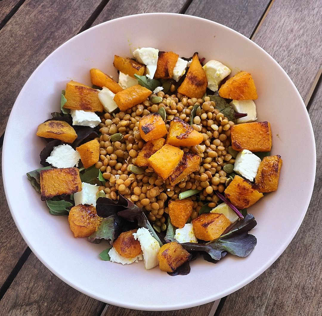 Ensalada de lentejas con calabaza asada al curry y queso de cabra 🎃 Ensalada de lentejas con calabaza asada al curry y queso de cabra 🎃
