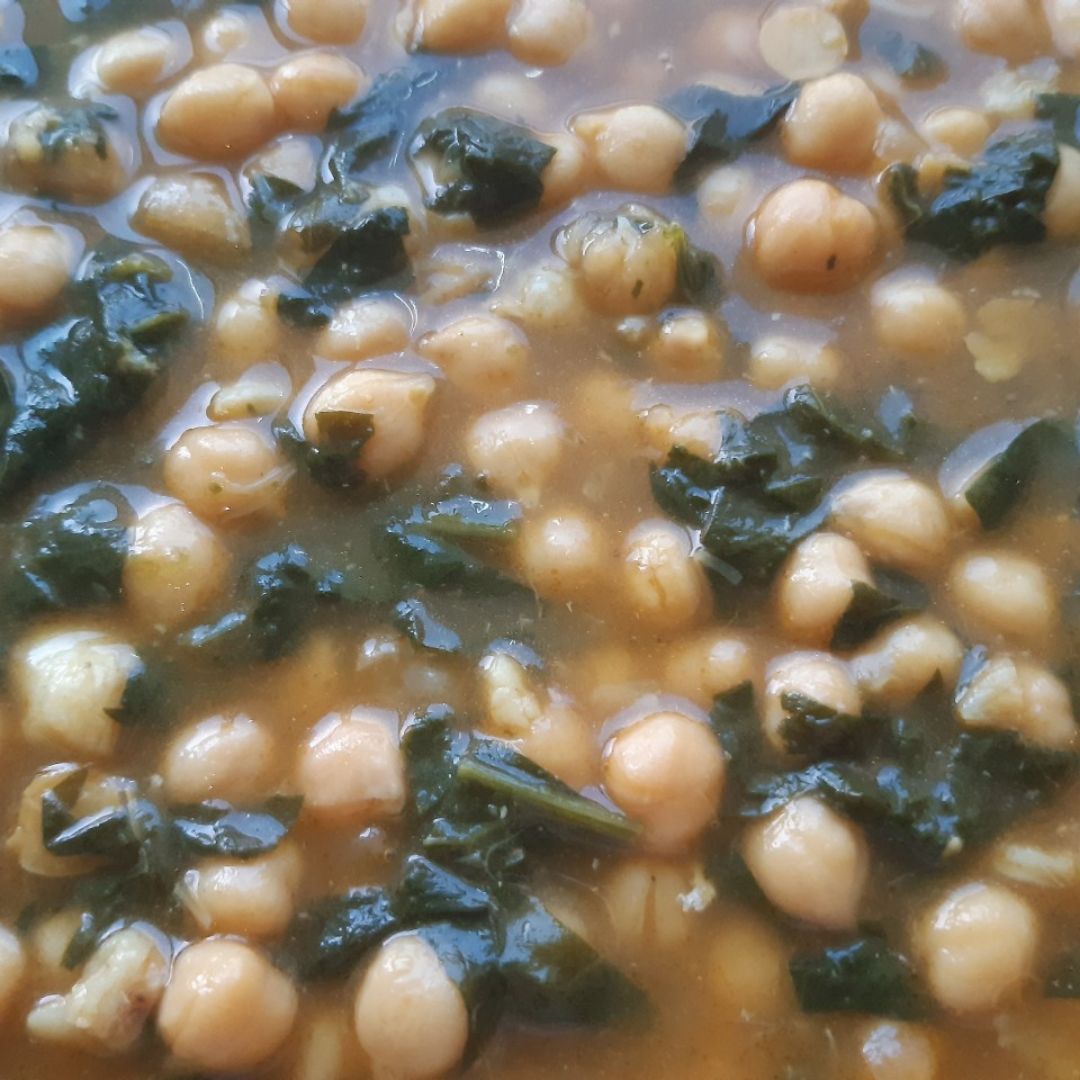 Garbanzos al curry con espinacas y bacalao