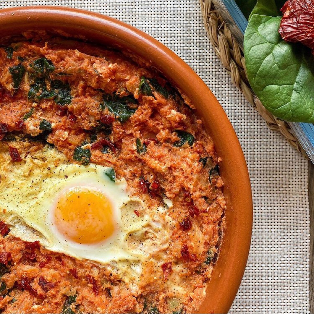 Revuelto de espinacas y tomate con huevo