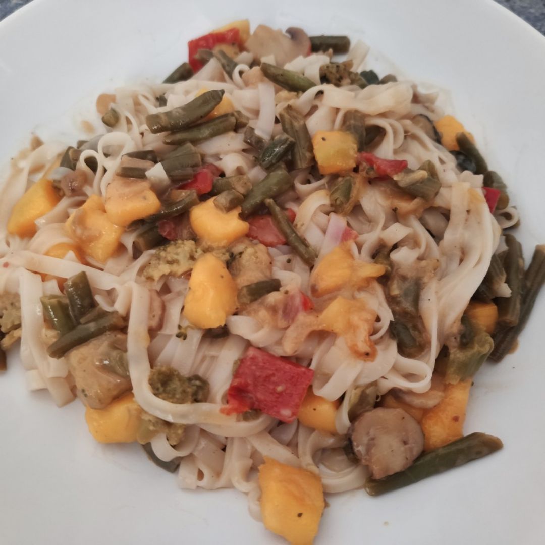 š„„Pad thai de verduras, coco y mangoš„ š„„Pad thai de verduras, coco y mangoš„