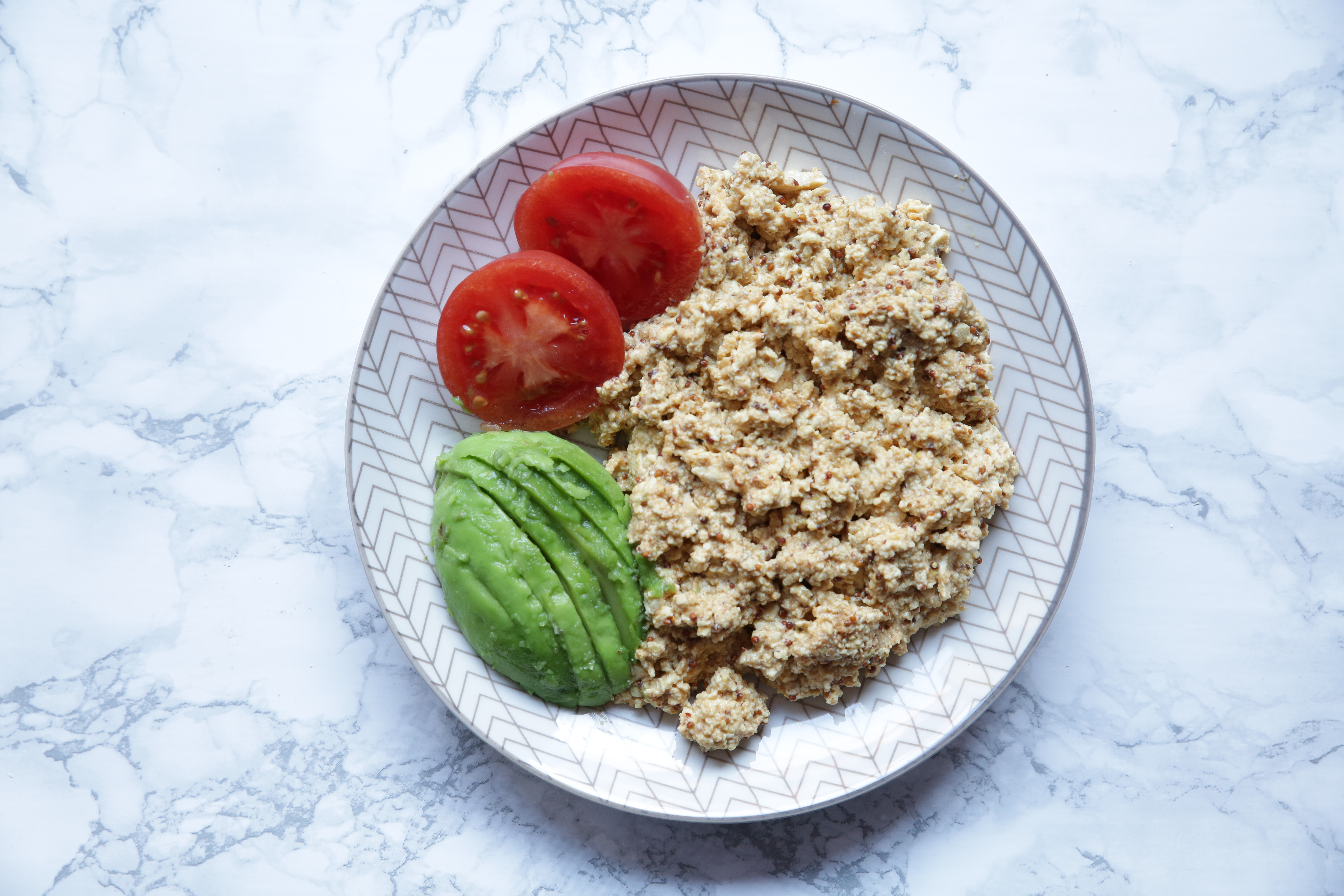 Tofu revuelto con tomate y aguacate