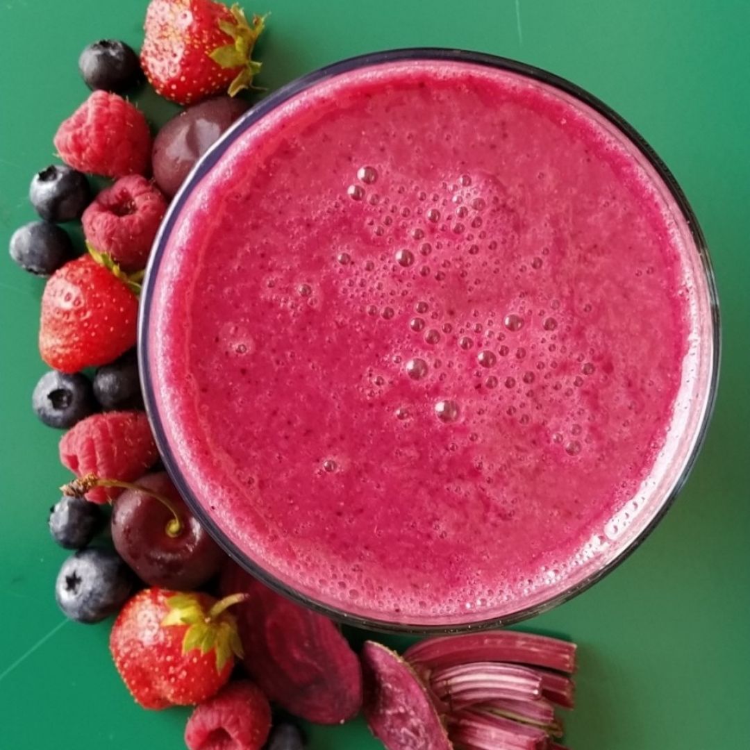 LICUADO DE REMOLACHA, FRUTAS DEL BOSQUE Y JENGIBRE LICUADO DE REMOLACHA, FRUTAS DEL BOSQUE Y JENGIBRE