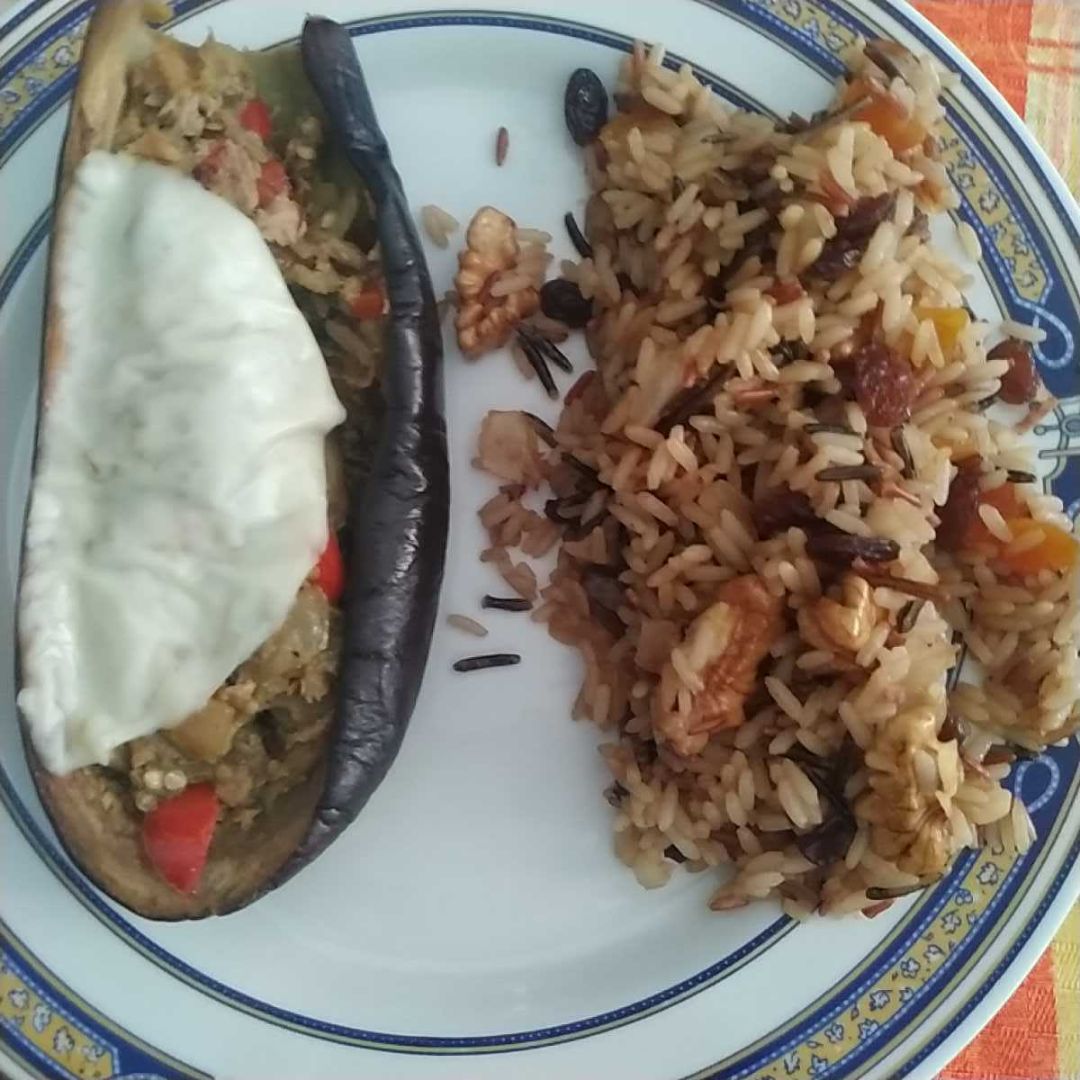 Berenjena rellana con atun y arroz salvaje con frutos secos Berenjena rellana con atun y arroz salvaje con frutos secos