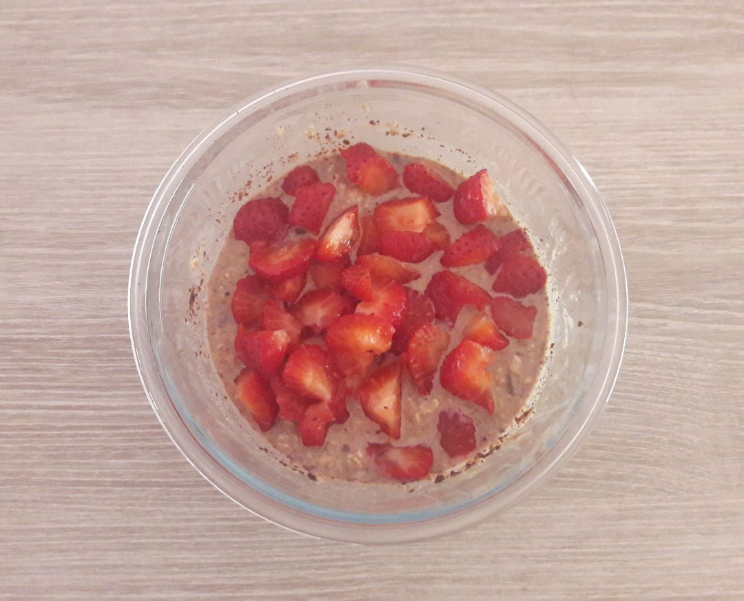 Overnight oats de fresa, chocolate y yogur