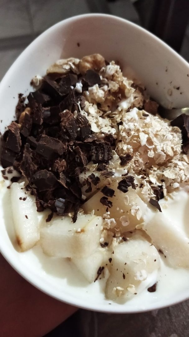 Yogur con pera y chocolate Yogur con pera y chocolate