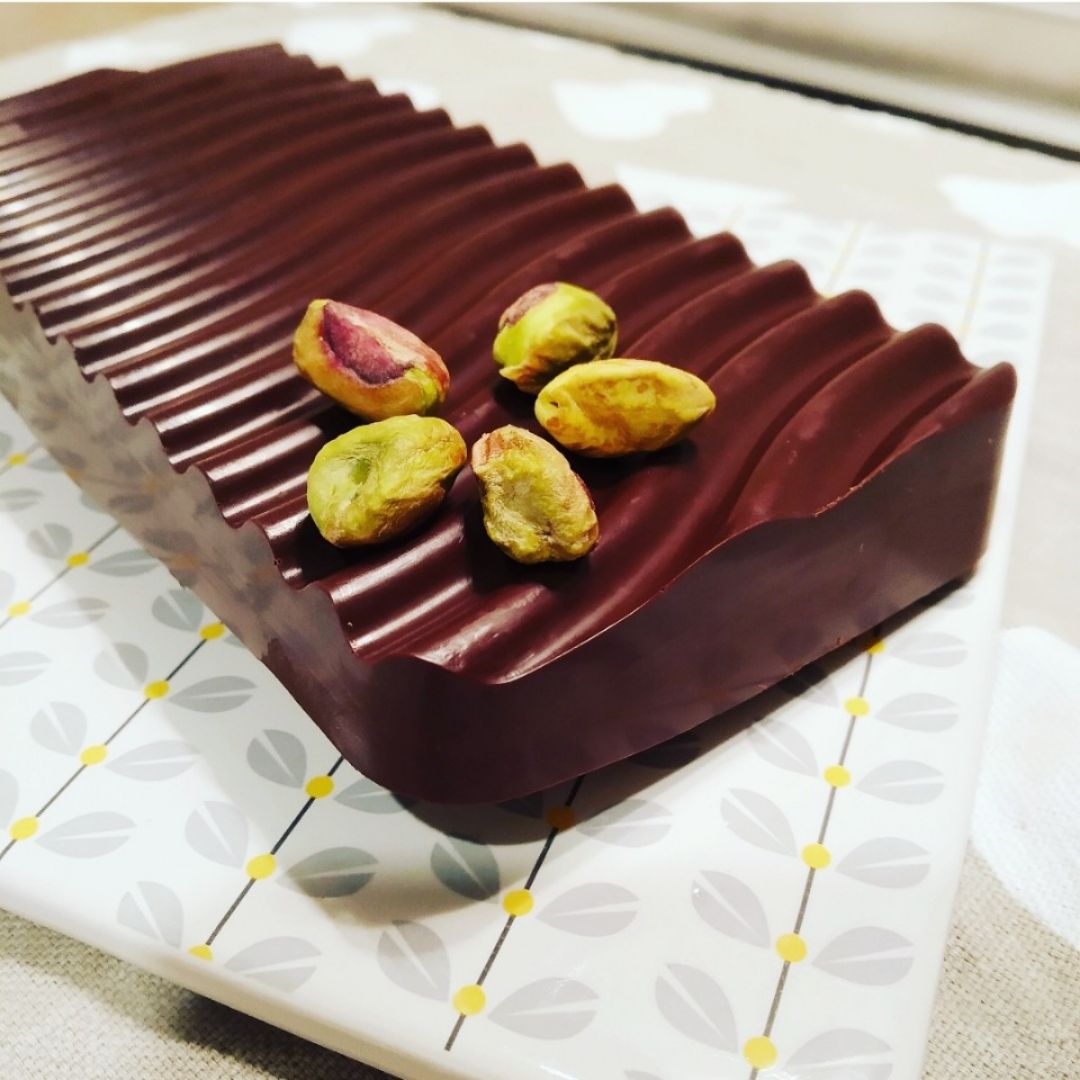 Turrón de chocolate negro con pistachos y frambuesas. Turrón de chocolate negro con pistachos y frambuesas.