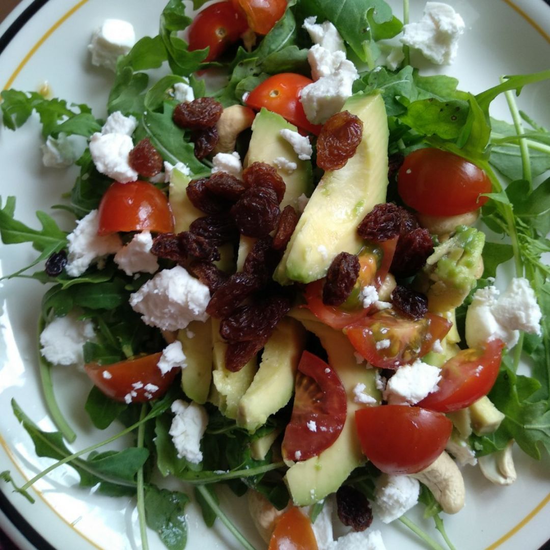 Ensalada de rúcula, aguacate, tomate y queso Ensalada de rúcula, aguacate, tomate y queso