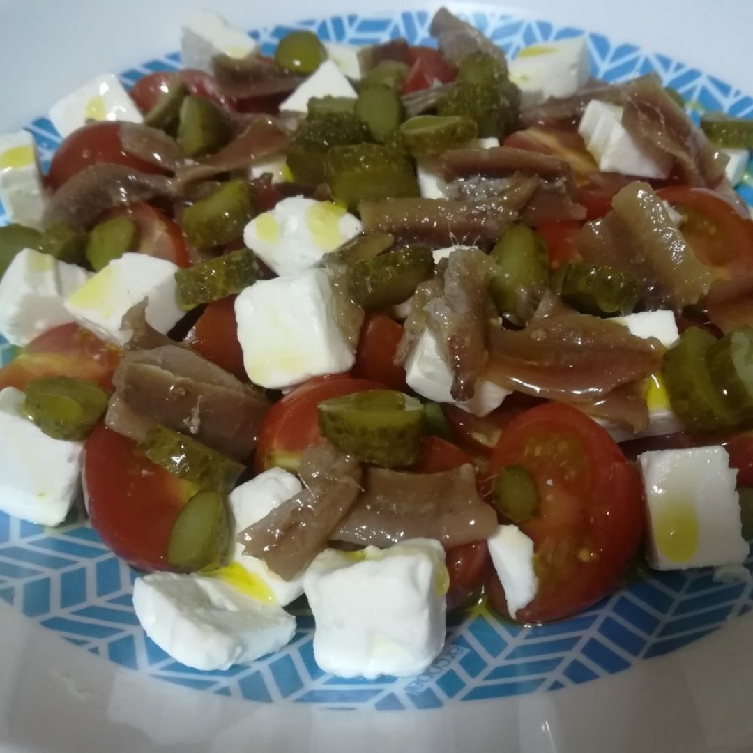 Ensalada guacamole, cherry y queso feta Ensalada guacamole, cherry y queso feta
