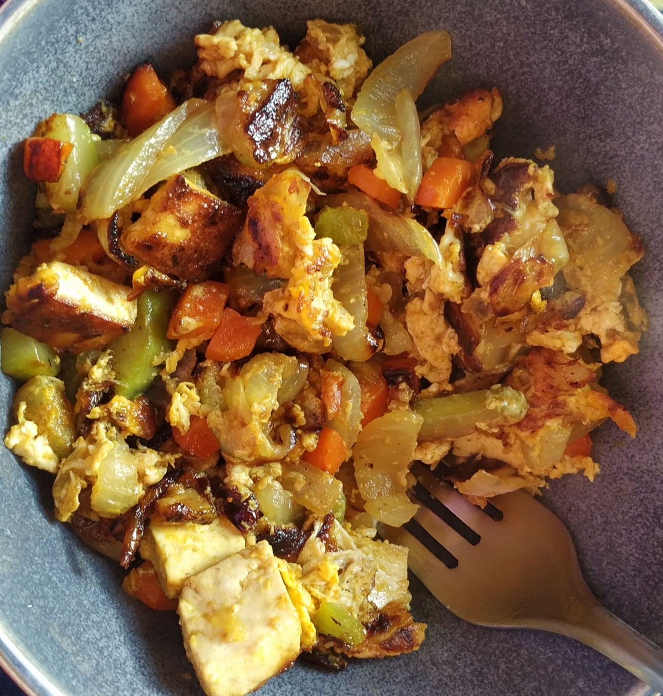 Revuelto de verduritas y tofu al curry