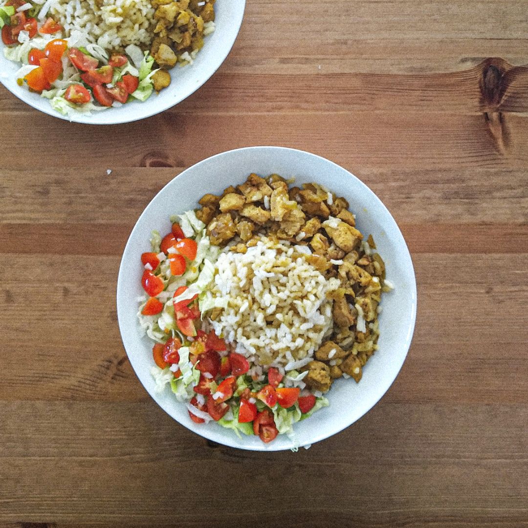 Bowl de arroz con tofu al curry y ensalada Bowl de arroz con tofu al curry y ensalada