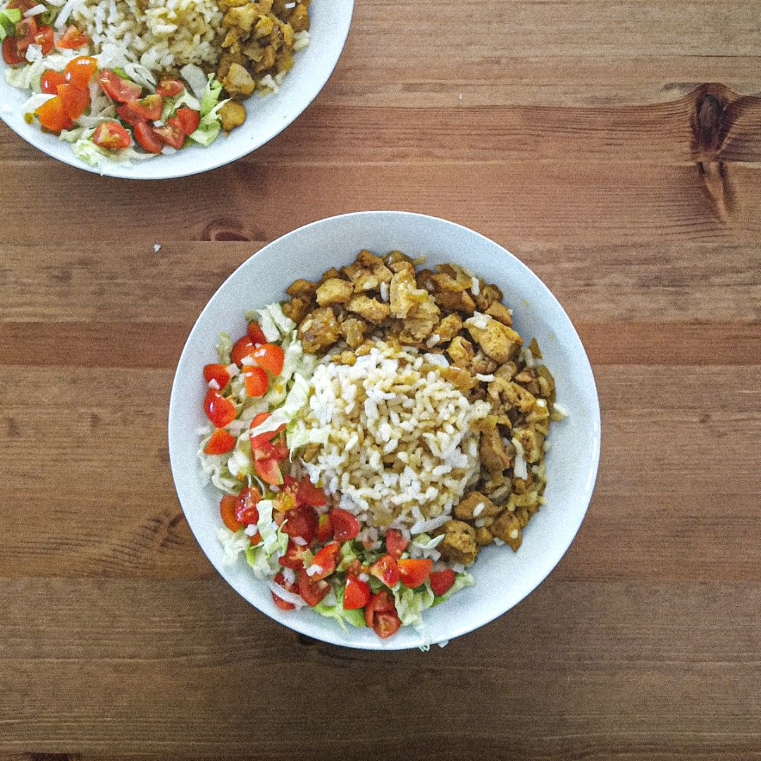 Bowl de arroz con tofu al curry y ensalada