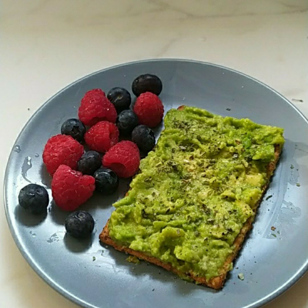 Tostada con aguacate y frutos rojos