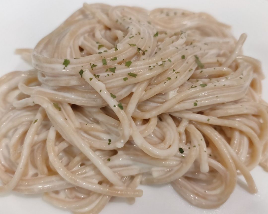 Espaguetis integrales con salsa de quesos Espaguetis integrales con salsa de quesos