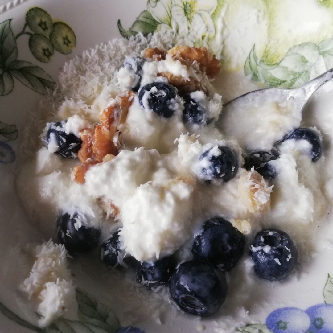 Yogur con arándanos, nueces, coco y almendras