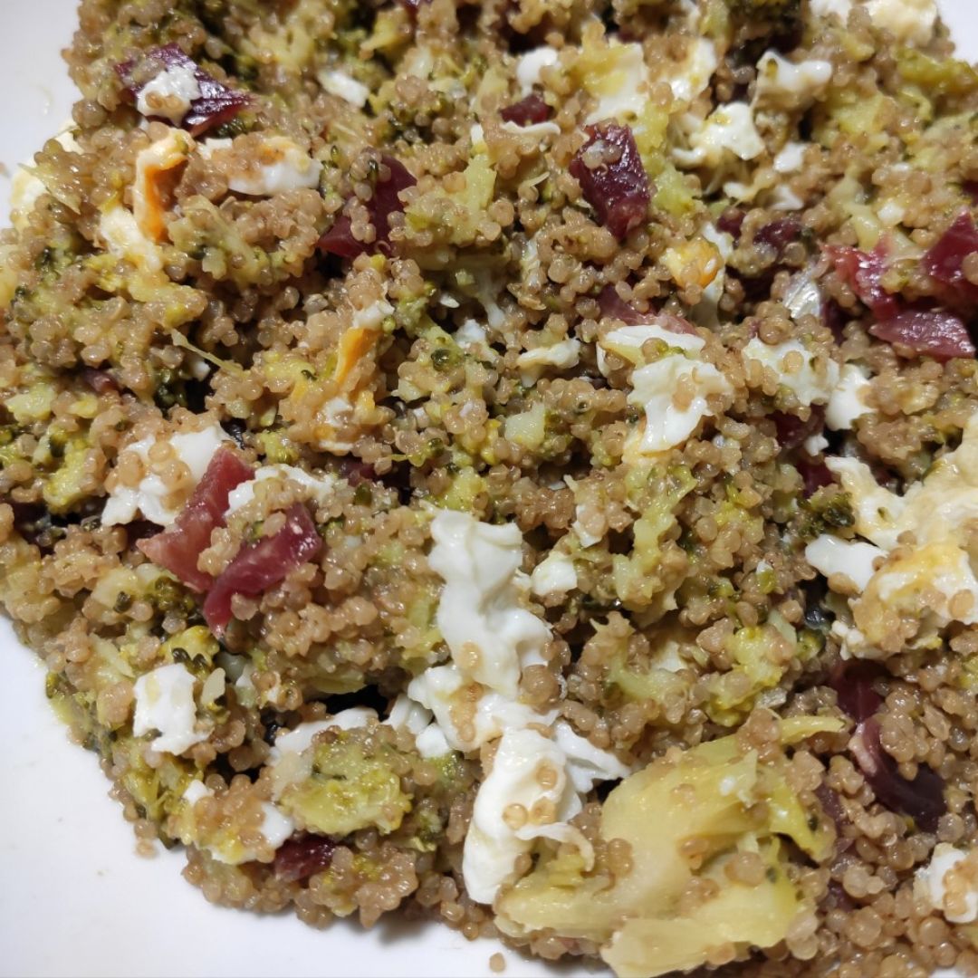 Quinoa con huevo, jamón y brócoli Quinoa con huevo, jamón y brócoli