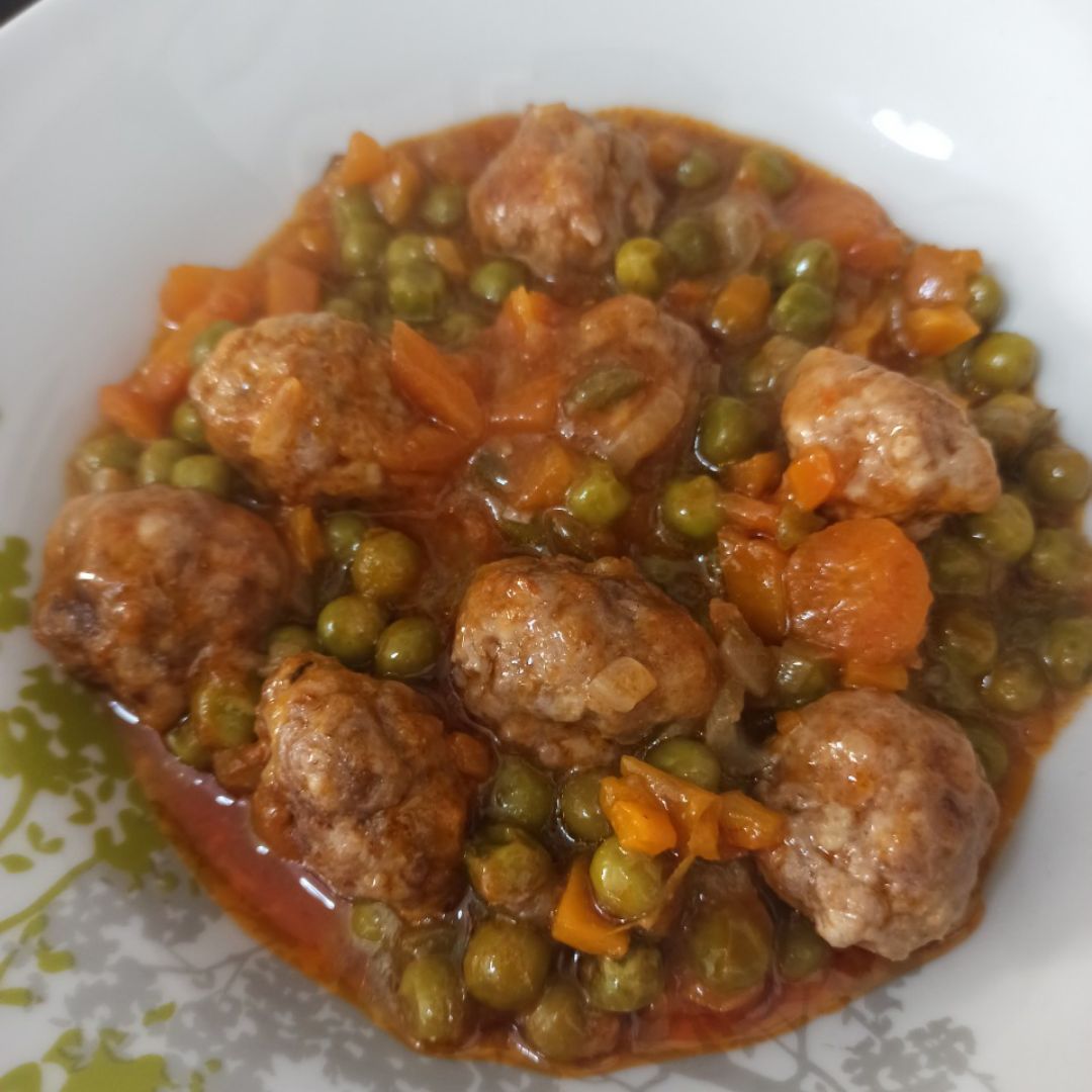 Albóndigas con guisantes