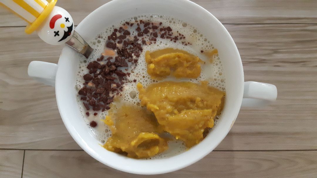 Podrrige o gachas de avena con crema de calabaza y chocolate negro.