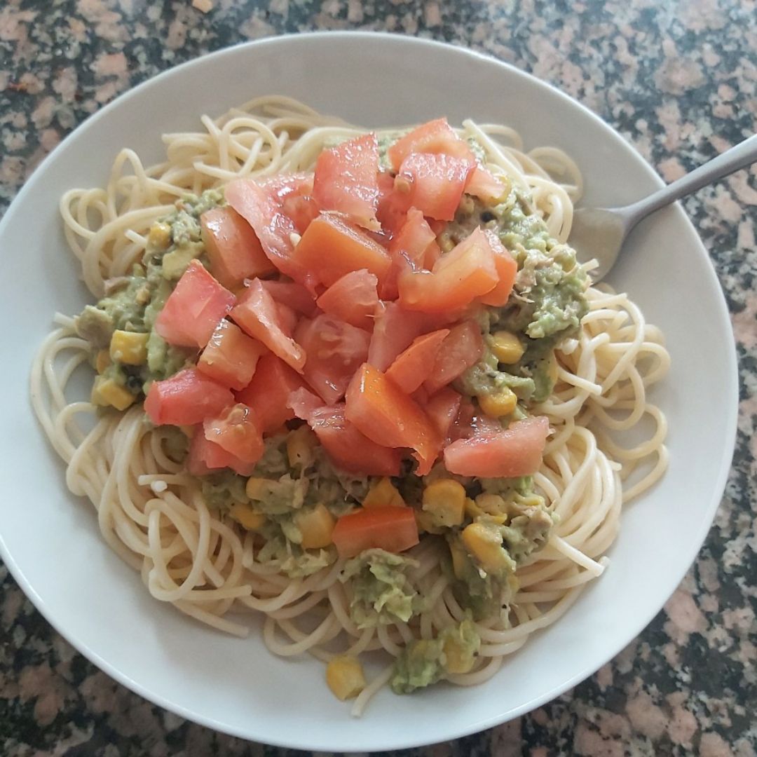 Espaguetis frescos con aguacate Espaguetis frescos con aguacate