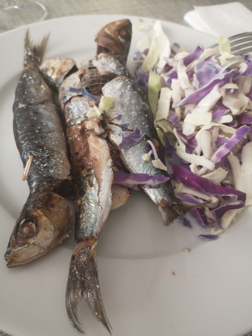 Sardinas al horno con ensalada de coles Sardinas al horno con ensalada de coles