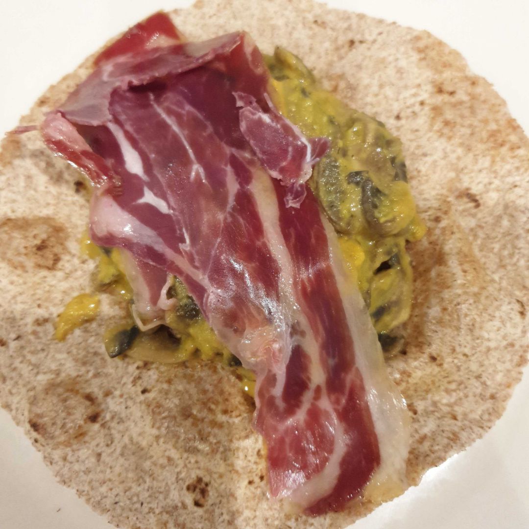 Fajita de champiñones al curry y jamón serrano Fajita de champiñones al curry y jamón serrano
