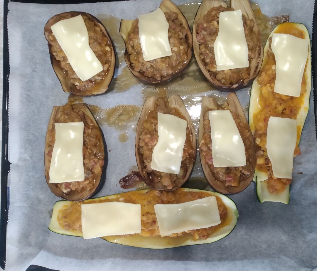 Berenjenas y calabacín rellenos de carne Berenjenas y calabacín rellenos de carne