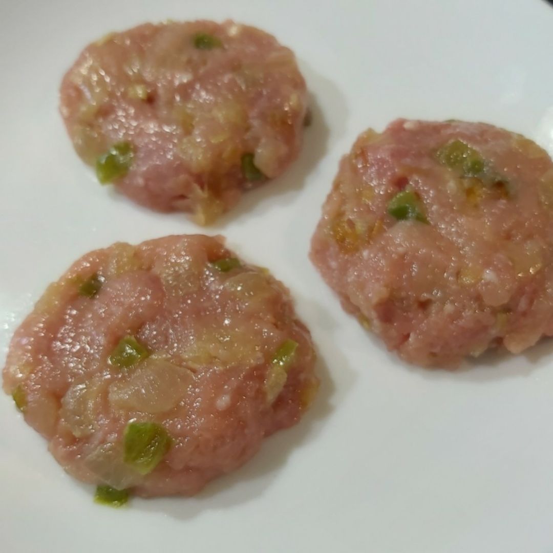 Hamburguesitas de pollo con cebolla, pimiento y ajete Hamburguesitas de pollo con cebolla, pimiento y ajete