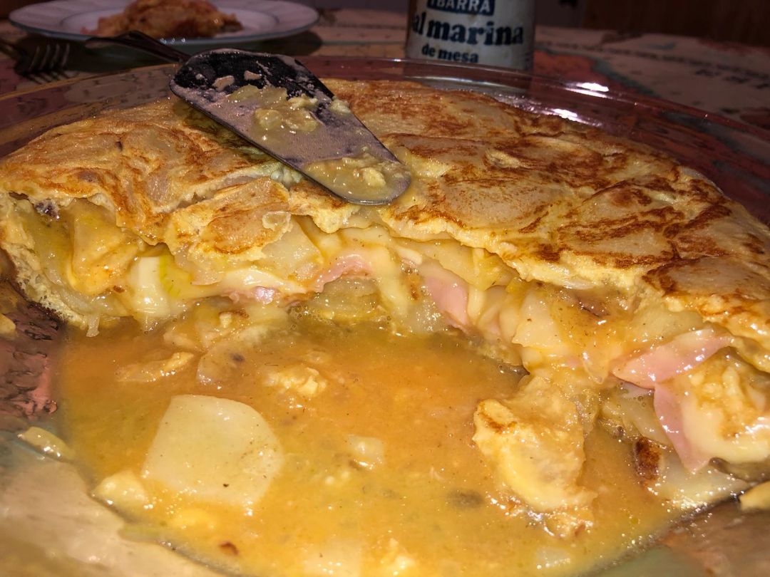 Tortilla de patata rellena de jamón y queso Tortilla de patata rellena de jamón y queso