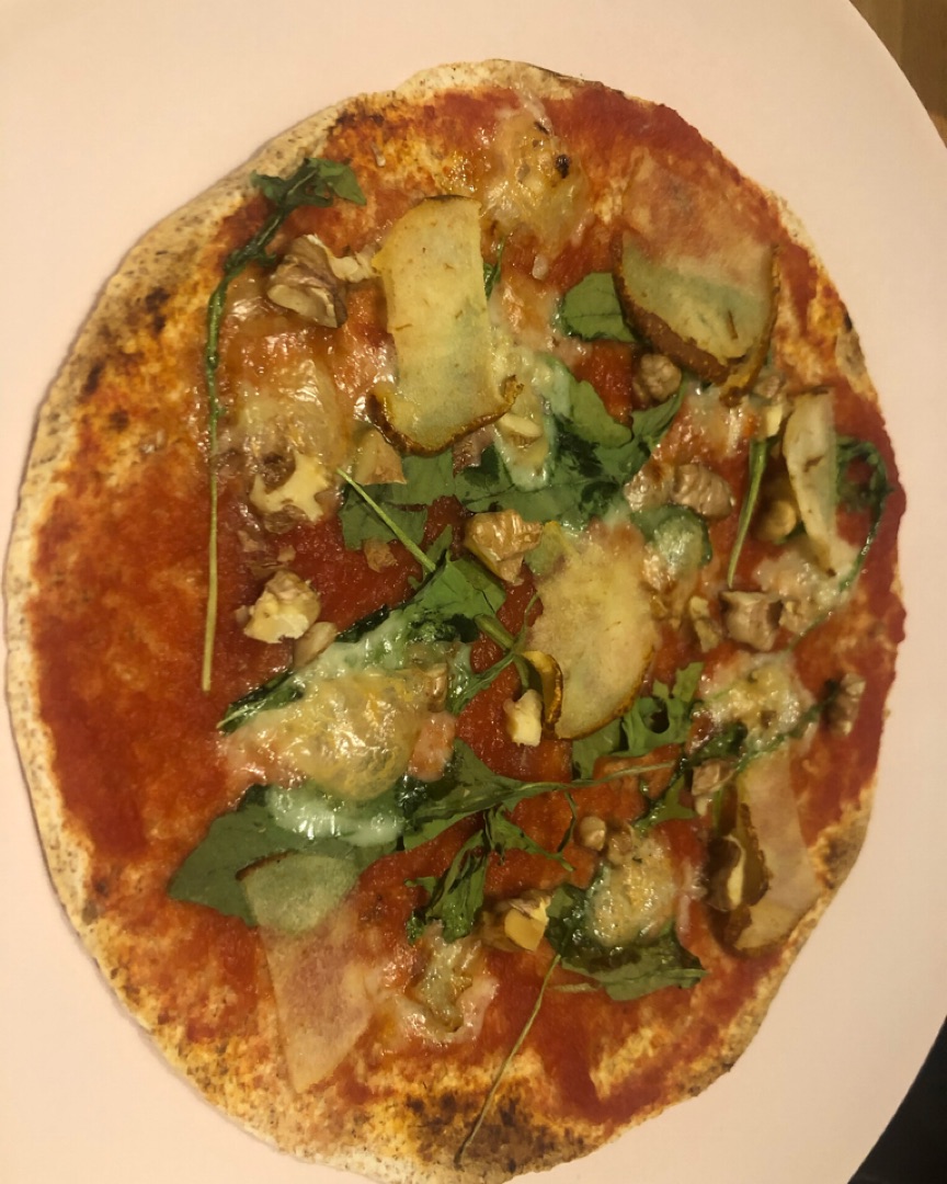 Faji pizza de gorgonzola, rucula, pera y nueces 