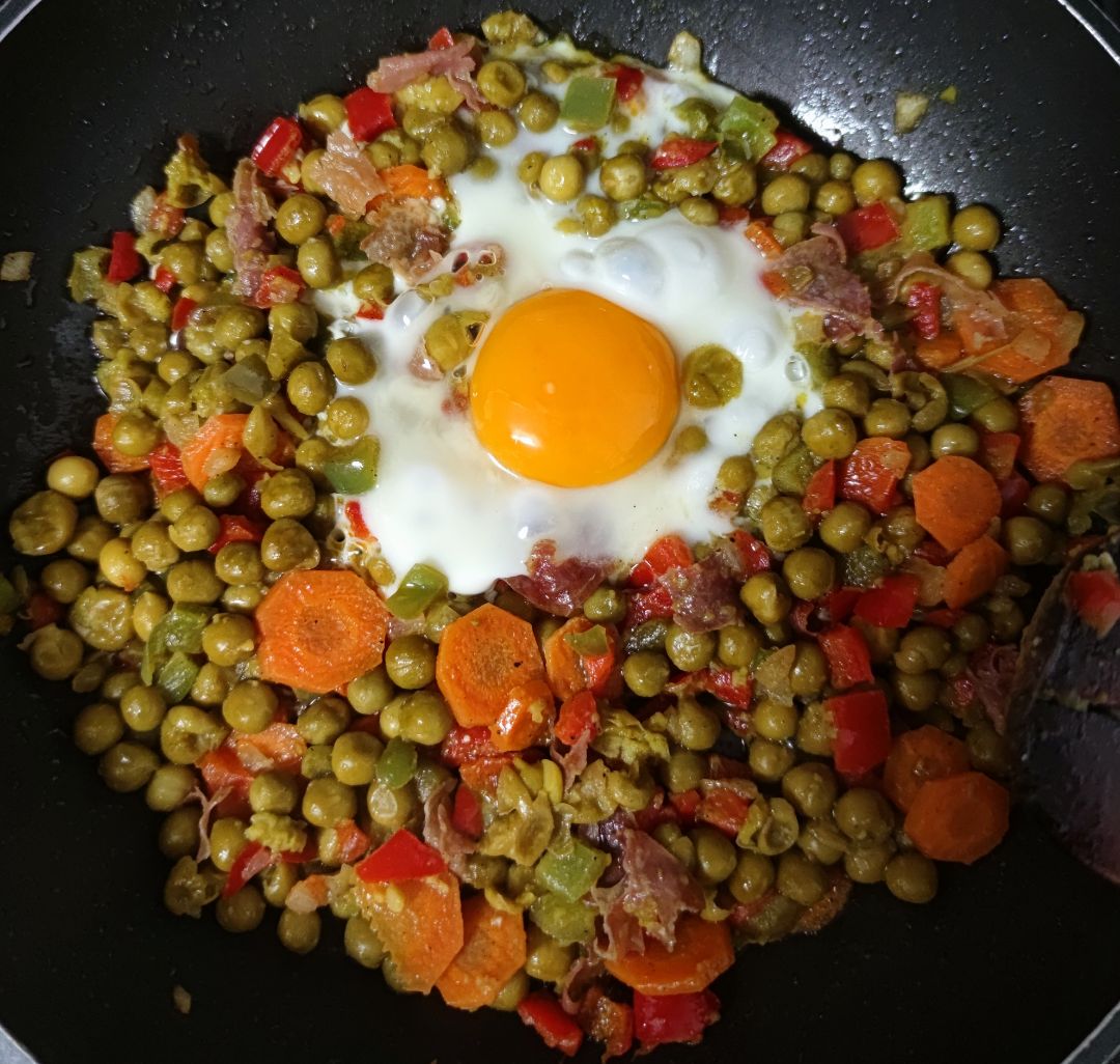 Guisantes con verduras, jamon y huevo