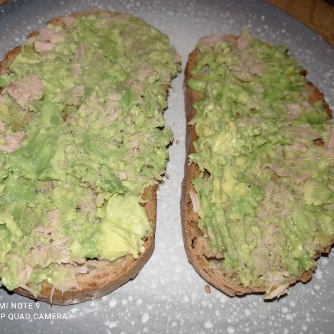 Tostadas de aguacate y atún Tostadas de aguacate y atún