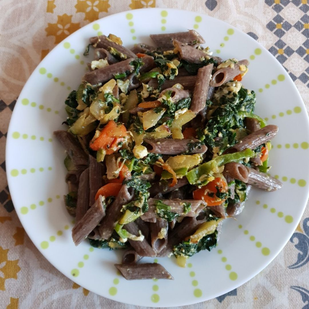 Pasta de sarraceno con verduras y huevo