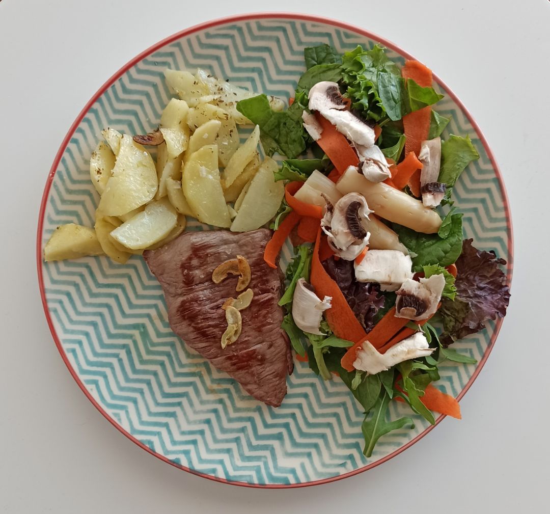 Picaña con patatas y ensalada Picaña con patatas y ensalada