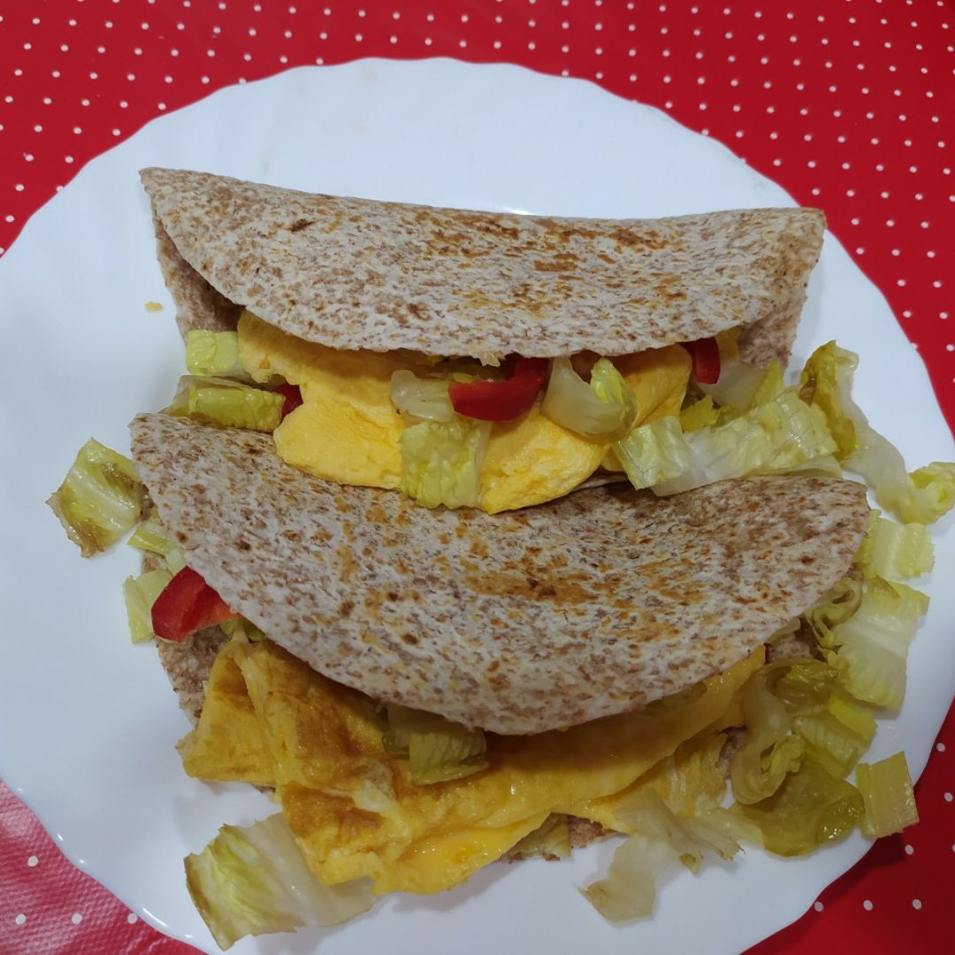 Tacos integrales con pimiento, cebolla, tortilla francesa, queso, y lechuga. Tacos integrales con pimiento, cebolla, tortilla francesa, queso, y lechuga.