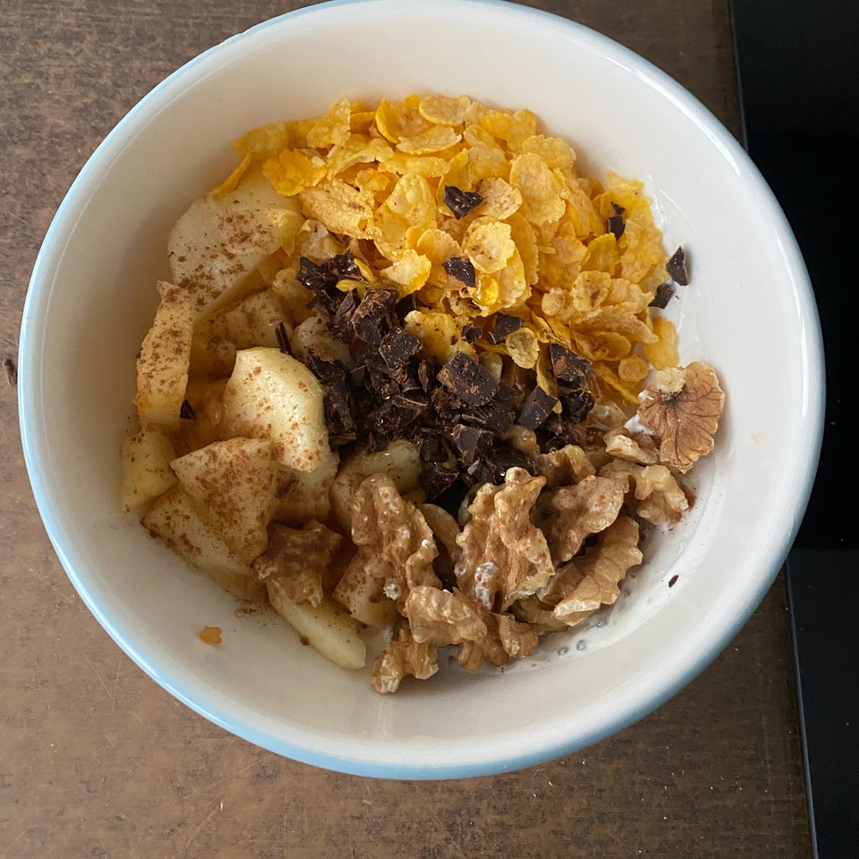 Yogur con manzana, nueces y cereales.