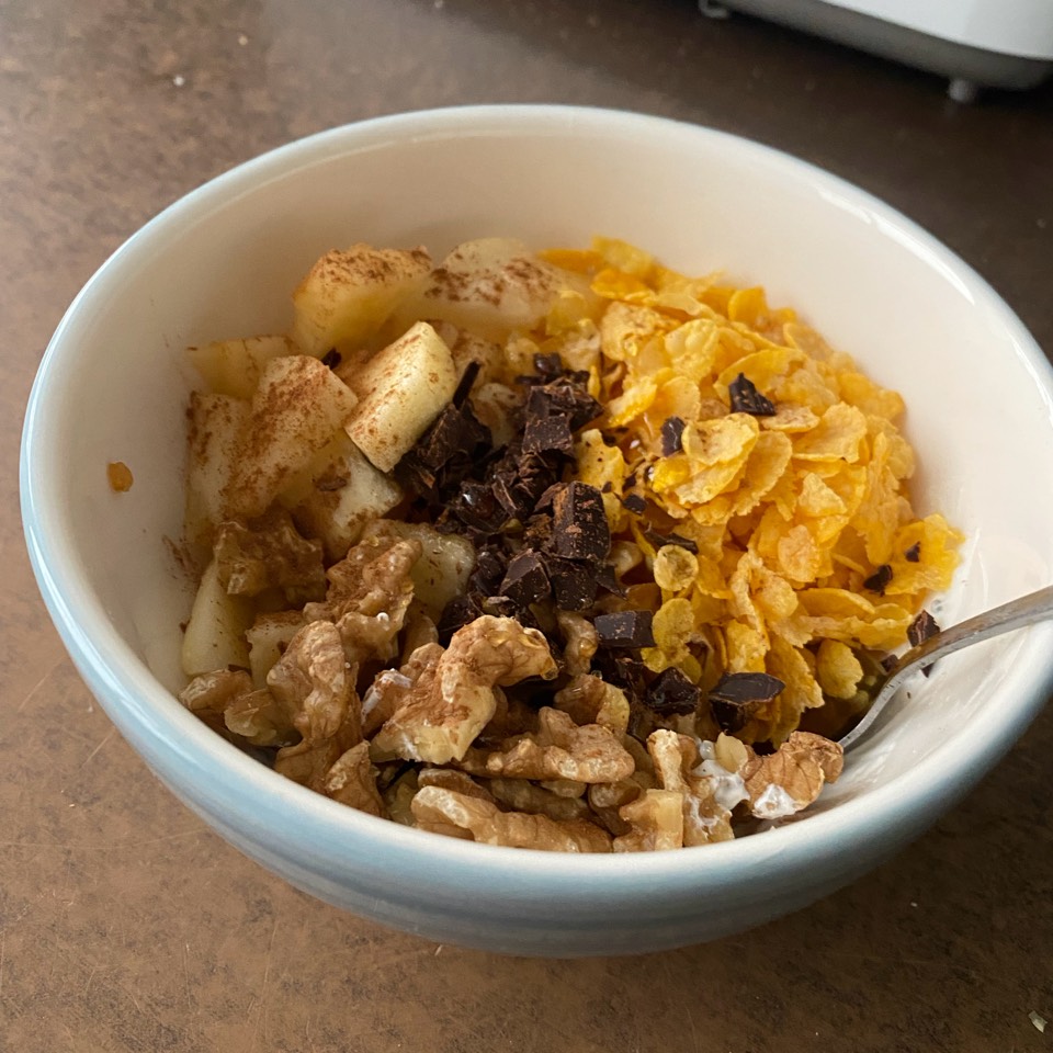 Yogur con manzana, nueces y cereales.