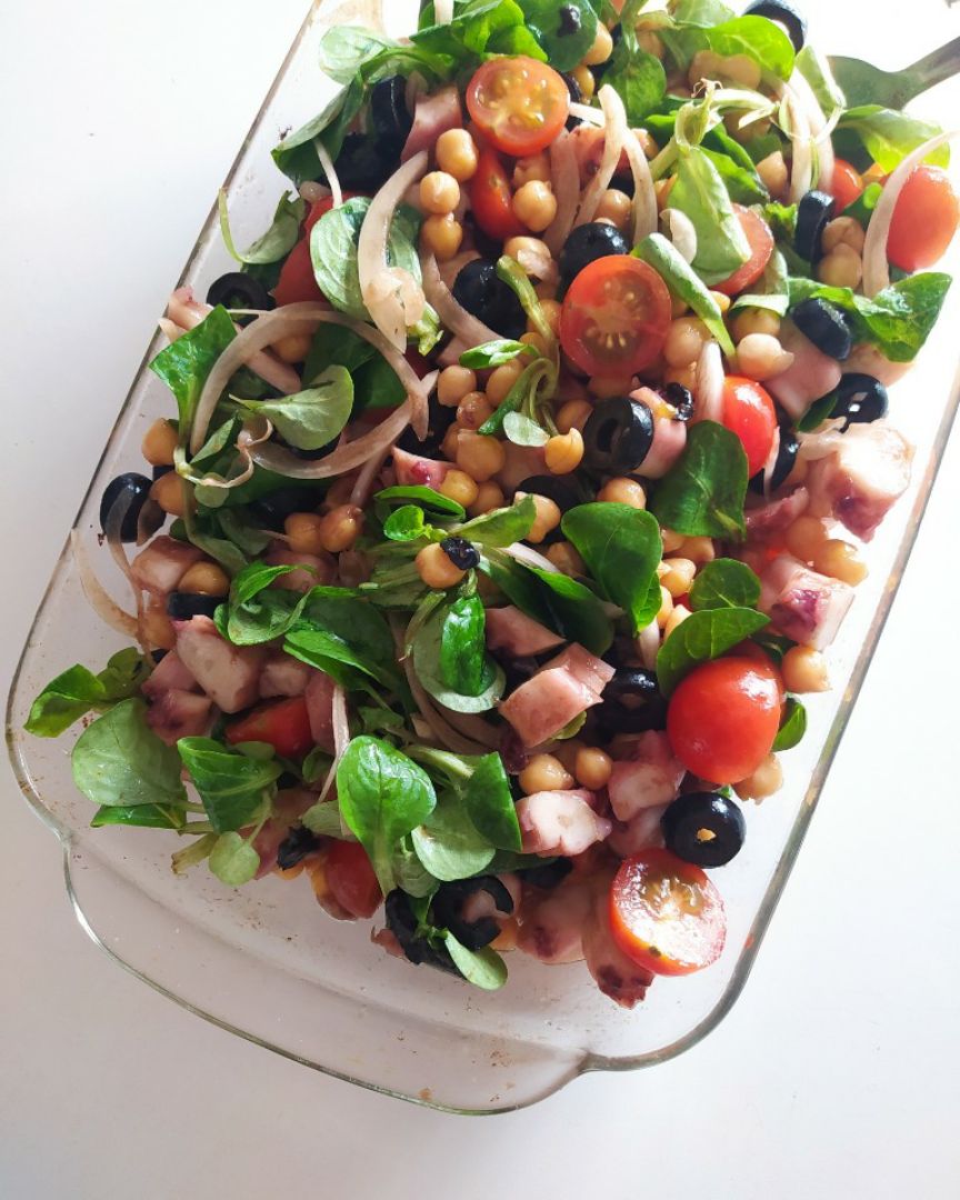 Ensalada de pulpo, garbanzos y canónigos.