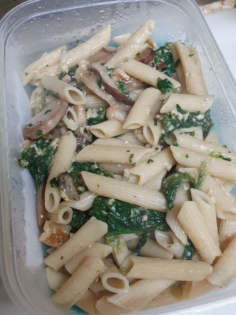 Macarrones con espinacas, setas y nueces. Macarrones con espinacas, setas y nueces.