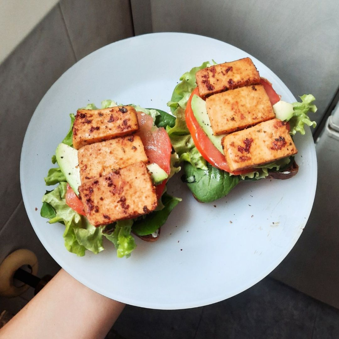 Tostadas con queso lechuga tomate y tofu