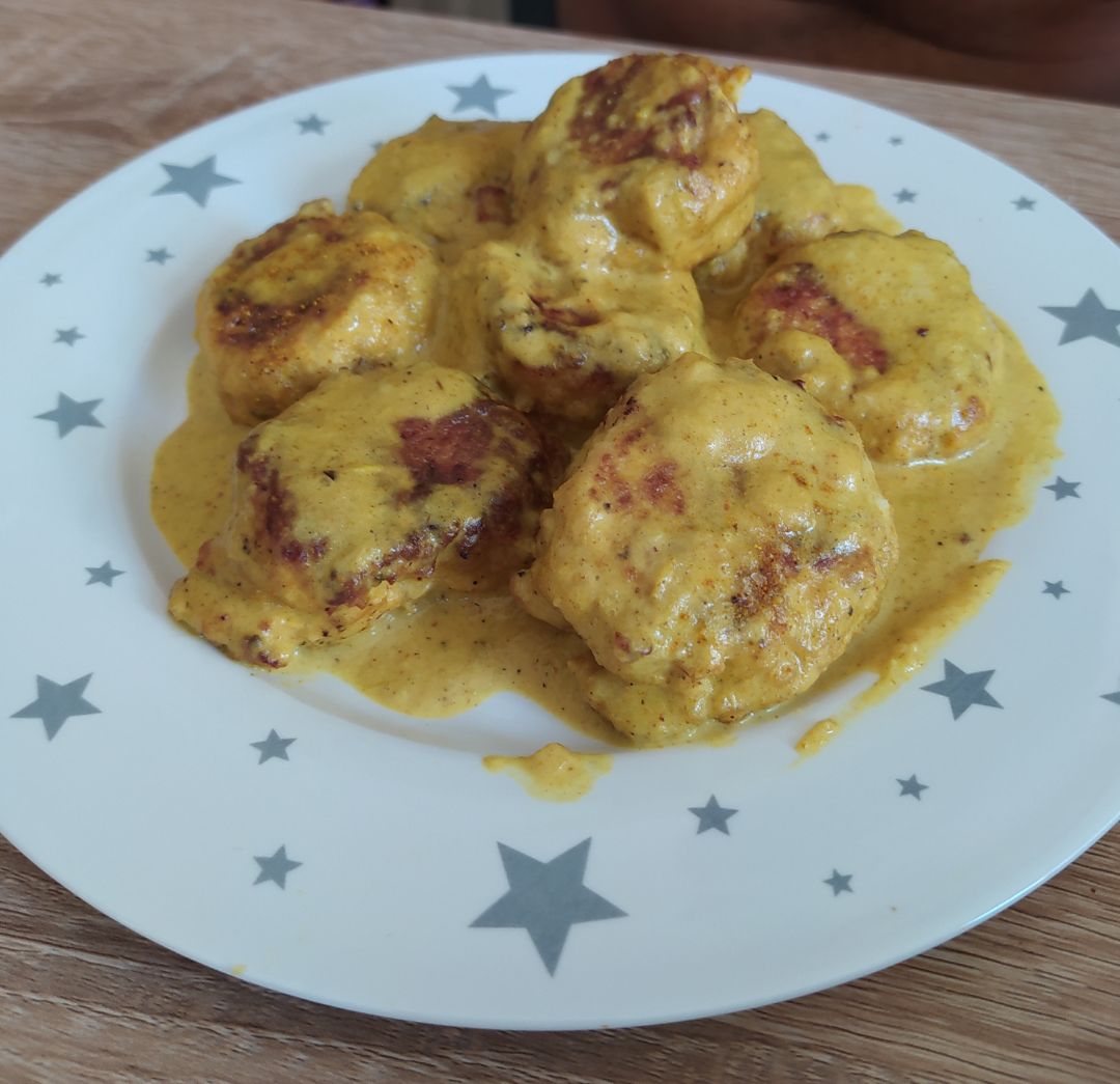 Pilotes de pollo con salsa curry Pilotes de pollo con salsa curry